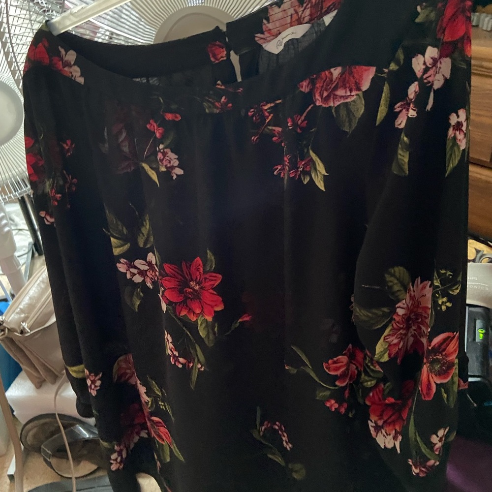 Women’s Reitman’s 2x floral blouse.